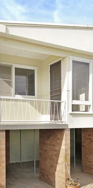 NEAT ONE BEDROOM UNIT CLOSE TO UNI - Photo 2