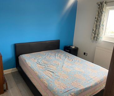 3 Bed Semi-Detached House, Lily Gardens, HA0 - Photo 2