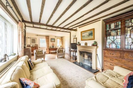 A charming character family home tucked away on the edge of Speldhurst village. - Photo 3