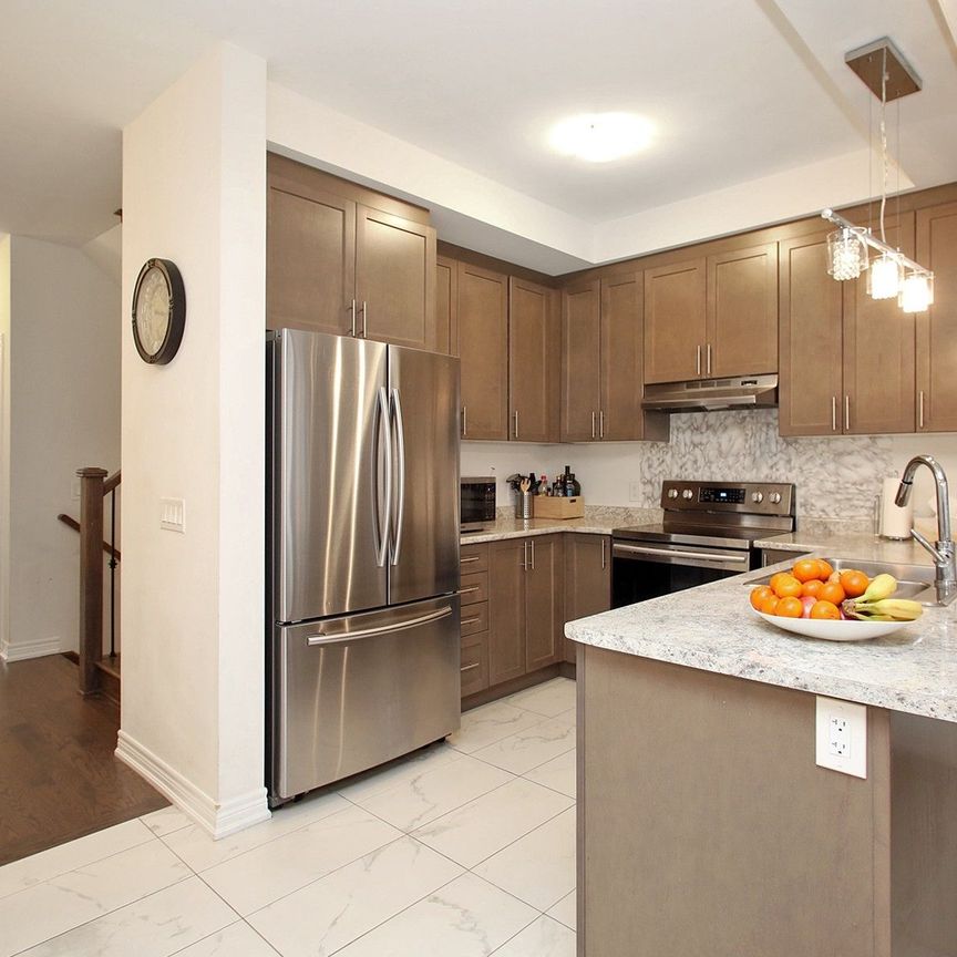 For Lease - 7 Frederick Pearson Street, East Gwillimbury, Ontario - Photo 1