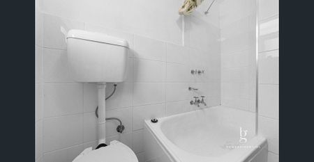 Amazing 2 bedroom apartment in central Windsor location - Photo 4