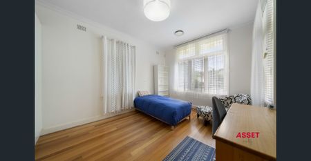 Family Home in a Great Location - Walk to Gordon Station & Shops - GARDENING INCLUDED - Photo 4