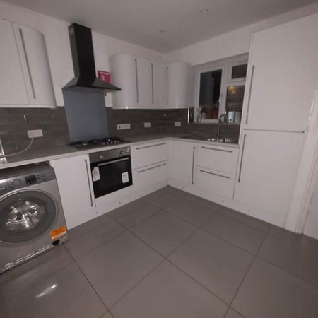 3 bedroom flat to rent - Photo 3