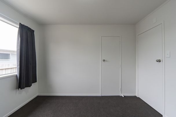 Newly Refurbished Three Bedroom Home - Photo 1