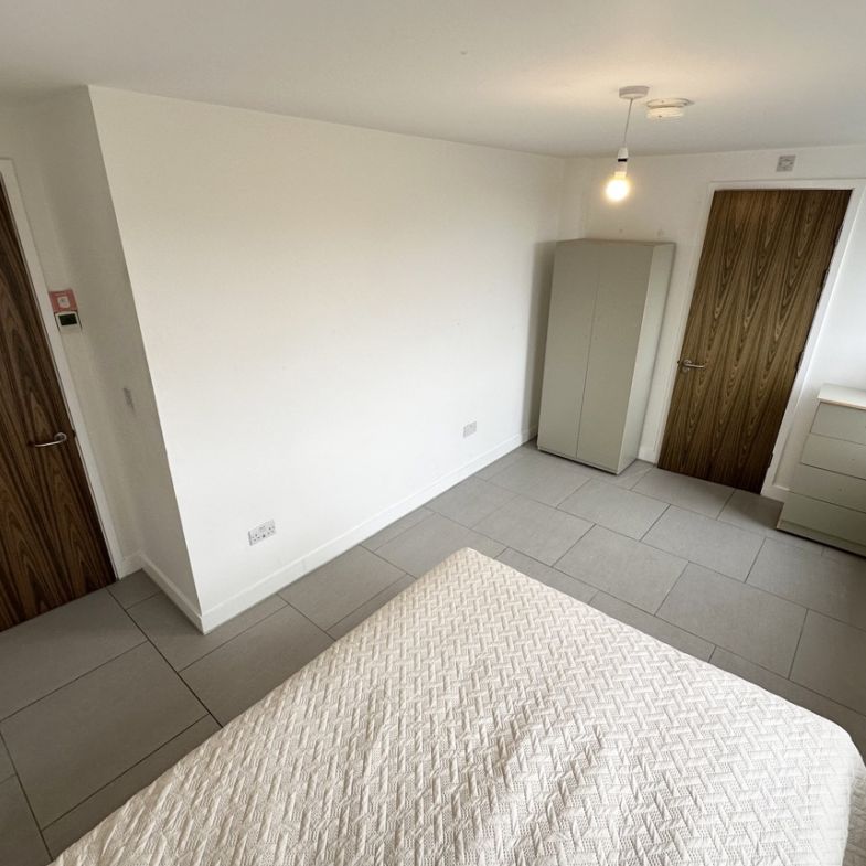 Spacious EN SUITE available in modern 3 bed property in Clapham/Nine Elms - Photo 1
