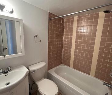 Studio Apartment Available - A louer • For Rent - Photo 3