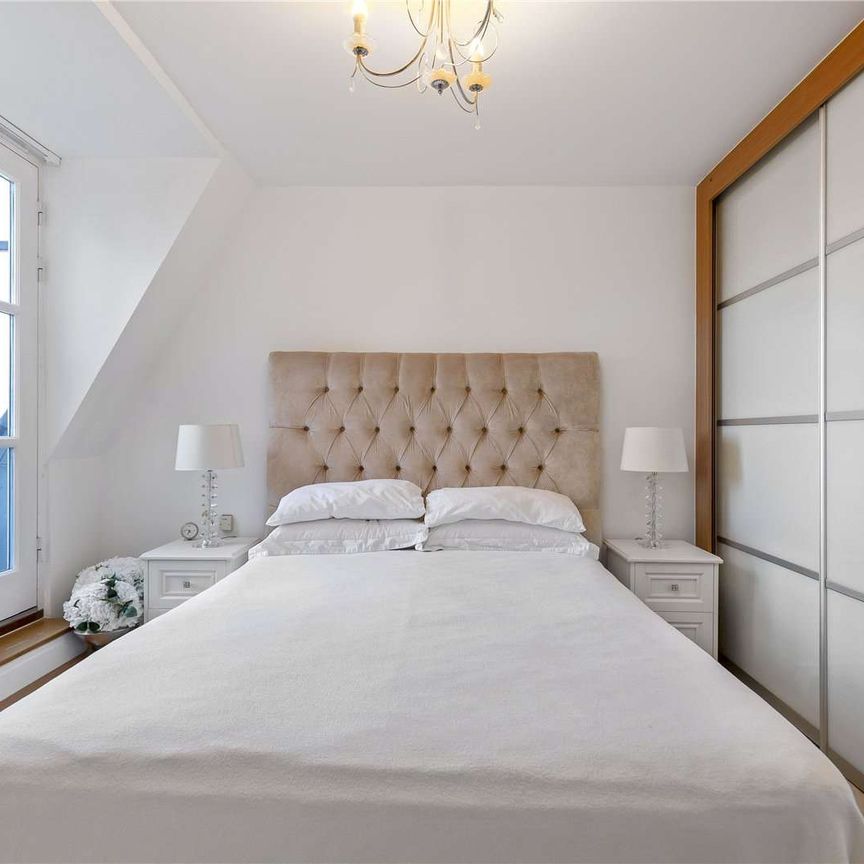 An exceptional one-bedroom penthouse apartment on Ham Common - Photo 1