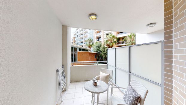 Sunny 1-Bedroom Apartment with New Carpet in Prime Waterloo Location - Photo 1