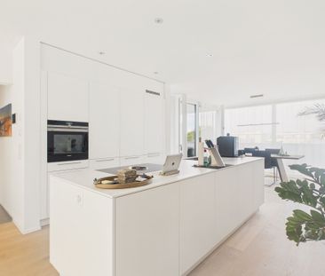 Luminous 2.5-room apartment with large terrace in Staad - Photo 3