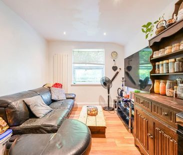 2 Bed Flat, North Birkbeck Road, E11 - Photo 2