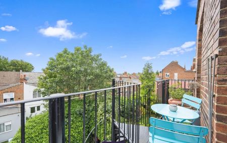 2 Bed Penthouse, St Marys Road, NW10 - Photo 2