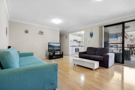 Central Location – Walk to Train station - Photo 4