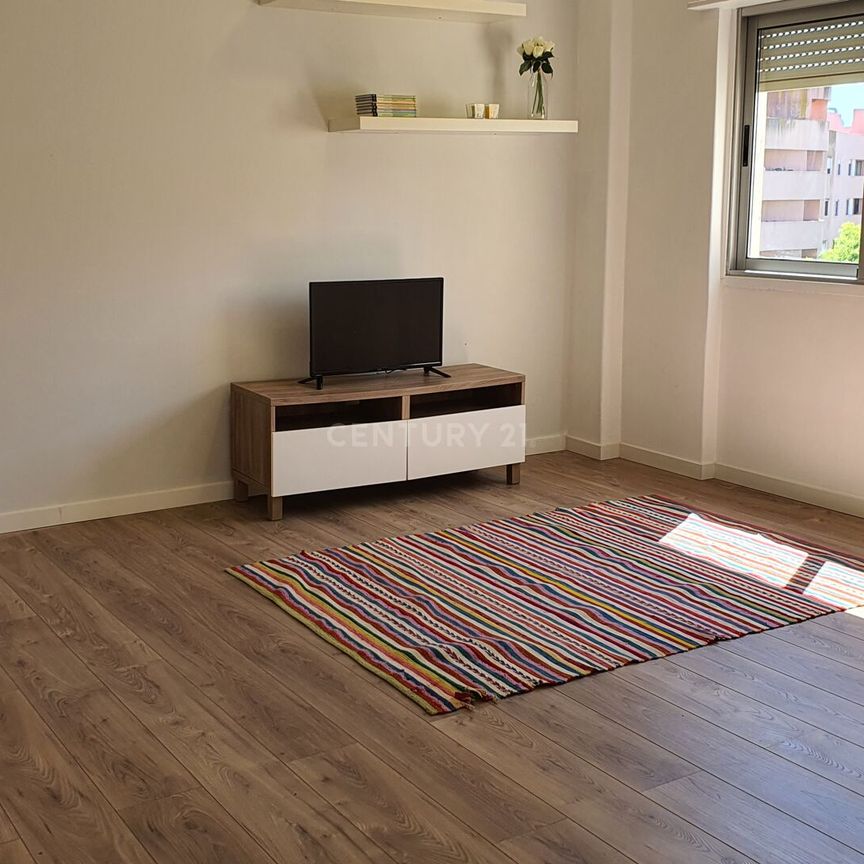 Apartamento T2 Remodelado em Odivelas – Modernidade e Conveniência Próximas ao Metro - Photo 1