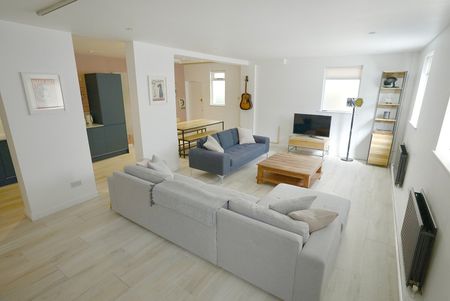 3 Bed Semi-Detached House, Burnt Ash Hill, SE12 - Photo 5