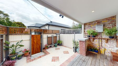 Charming 3-Bedroom, 1-Bathroom Rental on Iconic Lygon Street - Photo 4