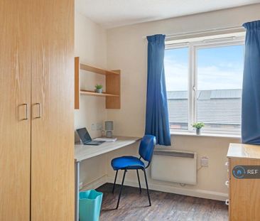 1 bedroom in a flat share to rent - Photo 1