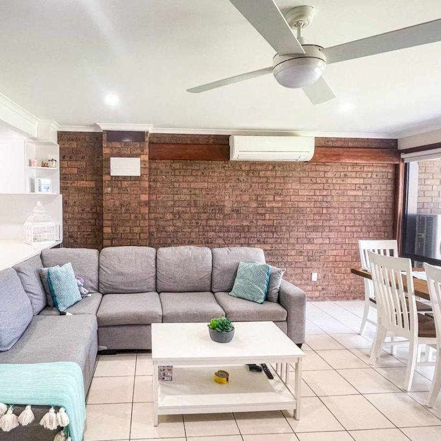 Beachside Bliss: 2-Bedroom Unit with Garage in Surf Beach! - Photo 1