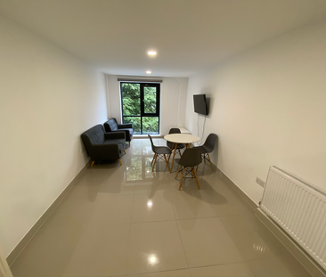 3 bedroom flat to rent - Photo 3 | Rentumo
