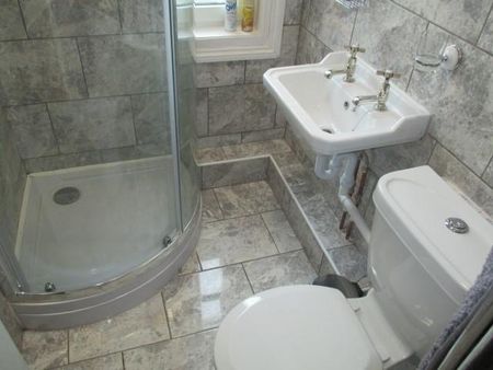 1 bedroom in a house share to rent - Photo 4