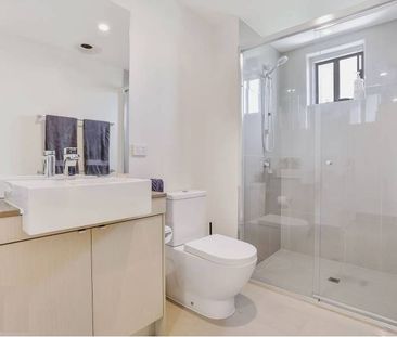 Top Floor - Large Two Bedroom - Great Location - Photo 1