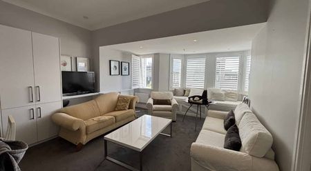 Modern Furnished 2 Bedroom Apartment - Photo 4