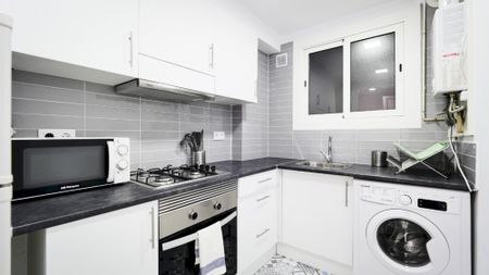 Bright single room in Valencia street, in El Clot area - Photo 5