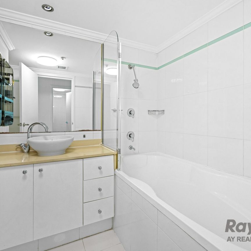 Modern Apartment With Two Balconies - Prime Chatswood Location - Photo 1