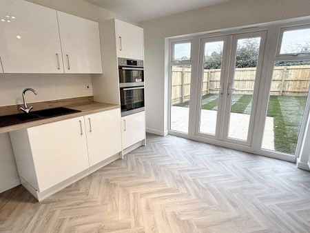 3 bedroom semi-detached house to rent - Photo 5