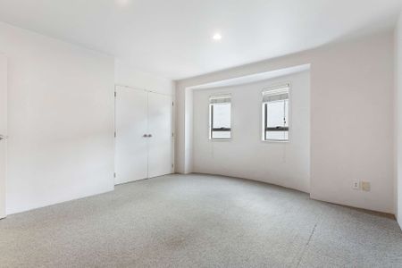 Expansive Townhouse - Unbeatable Location - Photo 2