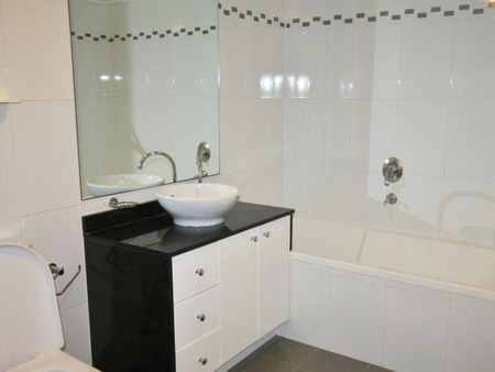 Apartment with 2 bedrooms, 1 bathroom & parking for 1 car - Photo 5