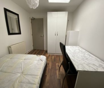 5 Bed - Flat 9, 1-9 Regent Road, Leicester, - Photo 6