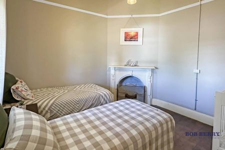 Three Bedroom Home in prime location - Can be offered UNFURNISHED! - Photo 3