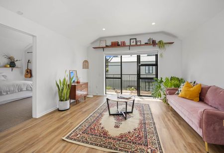 ALBANY - One Bedroom Apartment Opposite Pinehurst School! - Photo 2