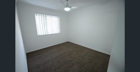Spacious Modern 3 Bedroom with 2 Bathroom Townhouse For Rent - Photo 3