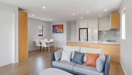 New House ， 4 Executive Suits - Photo 2