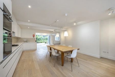 5 bedroom maisonette in London - Photo 2