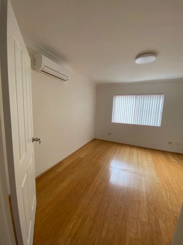 “Spacious 4-Bedroom Apartment in Prime Auburn Location” - Photo 2