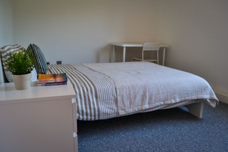 3 Bedroom Apartment - Photo 2