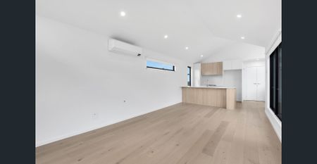 Brand new townhouse with premium finishes in prime pocation - Photo 2