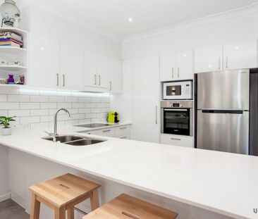 RENOVATED FURNISHED BEACHFRONT APARTMENT WITH POOL - Photo 5