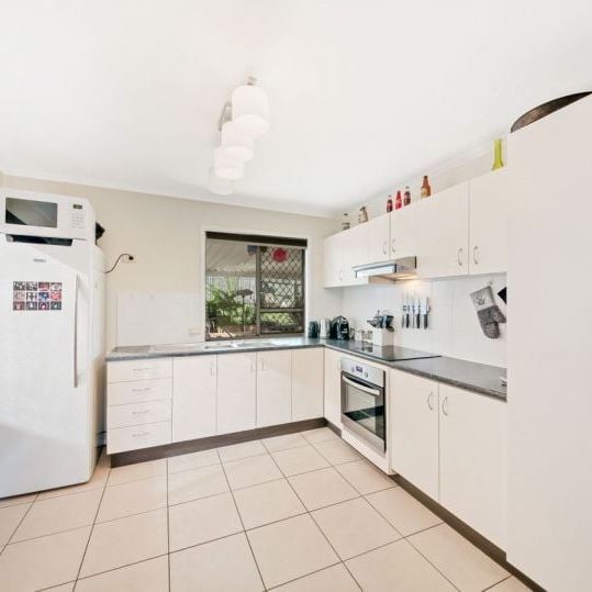 Neat & Tidy Home Close To Parks, Shops & Goodstart Early Learning Petrie! - Photo 1