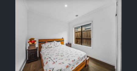 Park Facing Upgraded Home with Two Ensuites! - Photo 3