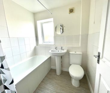 SPECTACULAR TWO BEDROOM FLAT IN THE STRIKING CITY OF WAKEFIELD!!! - Photo 4