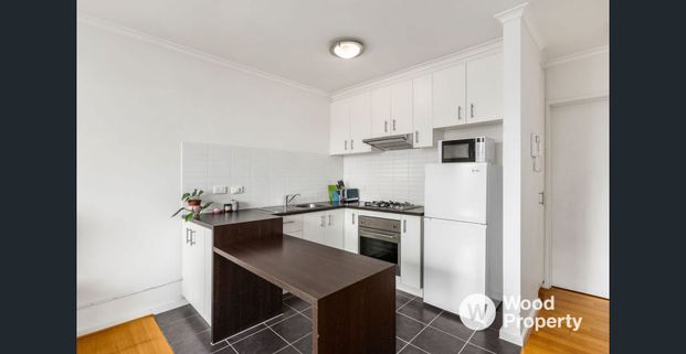 Charming 1-Bedroom Apartment in Prime Balaclava Location - Photo 1