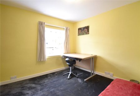 A beautifully presented 2 bedroom terraced house situated in the heart of Cambridge. Mature rear garden GCH. Permit parking. Part Furnished. Available for 6 months only. - Photo 4