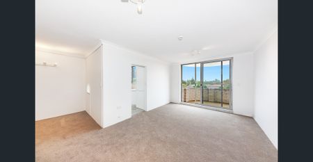 The spacious, light-filled apartment is quiet and conveniently located. - Photo 5