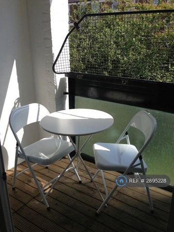 3 bedroom flat to rent - Photo 3