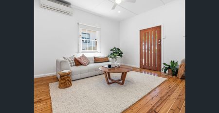 CHARMING CHARACTER HOME WITH HUGE SHED & LAKESIDE ACCESS - Photo 2