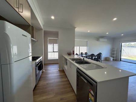 SELF CONTAINED ROOM WITH OWN EN-SUITE - INCLUSIVE OF ALL UTILITIES ! - Photo 3