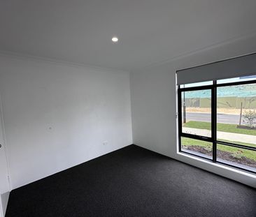 Brand new & great location! 3 x 2 Golf Estate - Photo 3